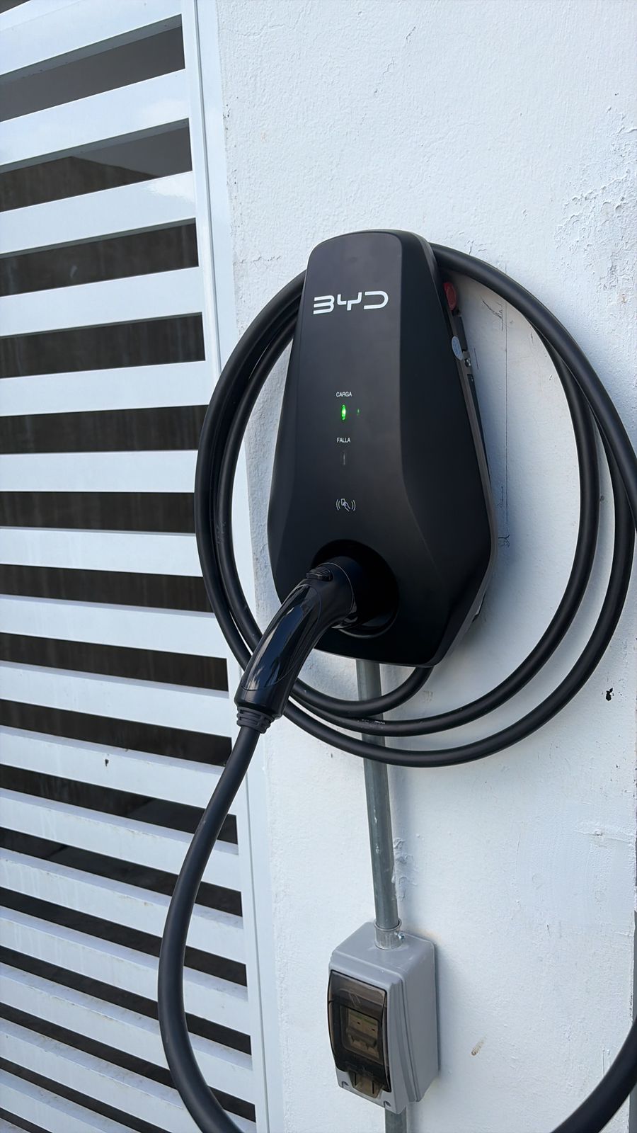 Cargador BYD exterior con canalización profesional